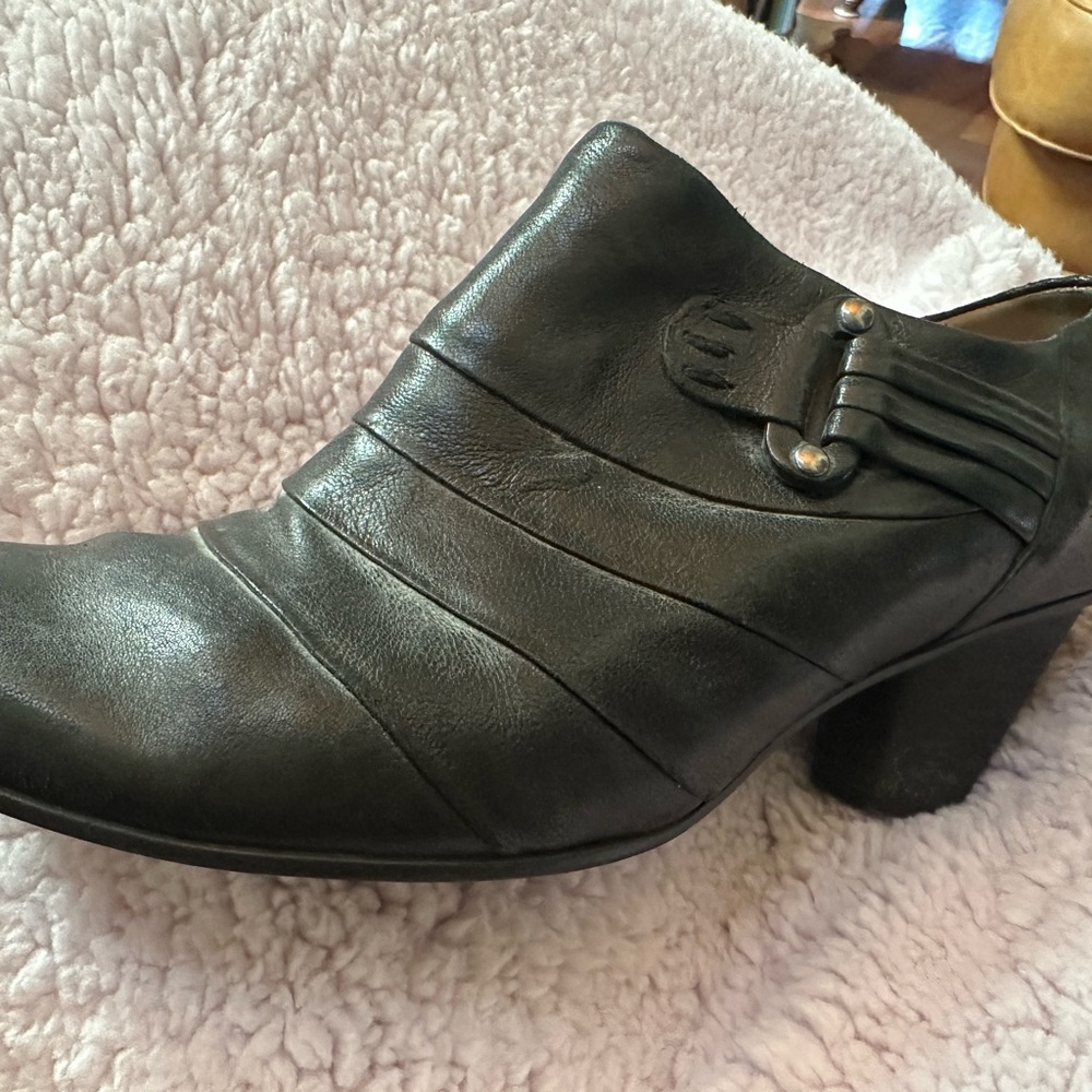 Vintage Black Leather Booties with Ruched Texture and Chunky Heel
